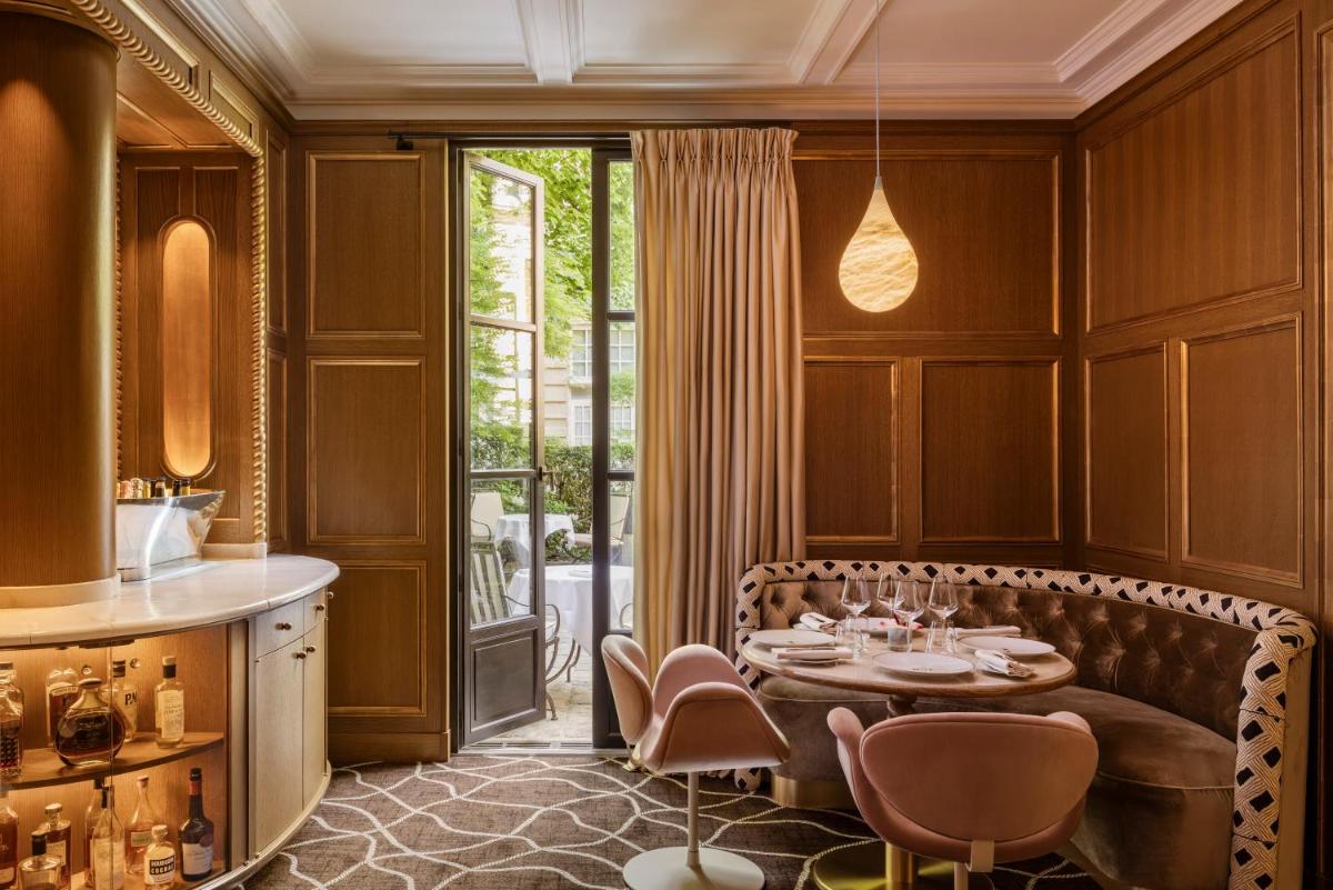 Coin salon dans l'établissement Le Pavillon de la Reine & Spa, Place des Vosges