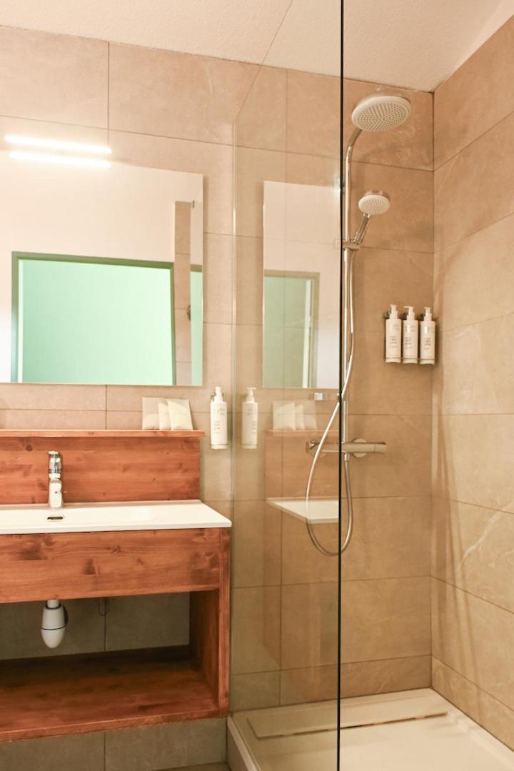 Salle de bains dans l'établissement Hôtel Le Montana