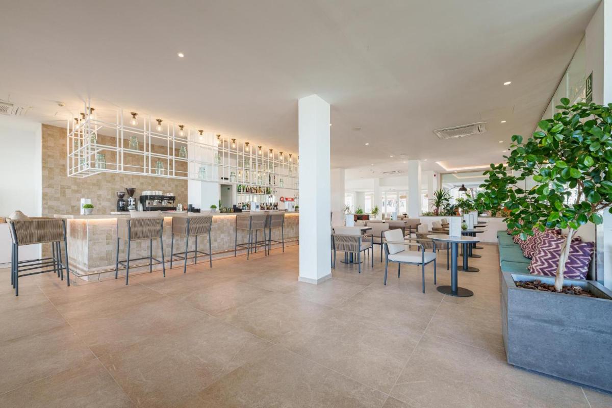 Un restaurante o sitio para comer en Ferrer Concord Hotel & Spa