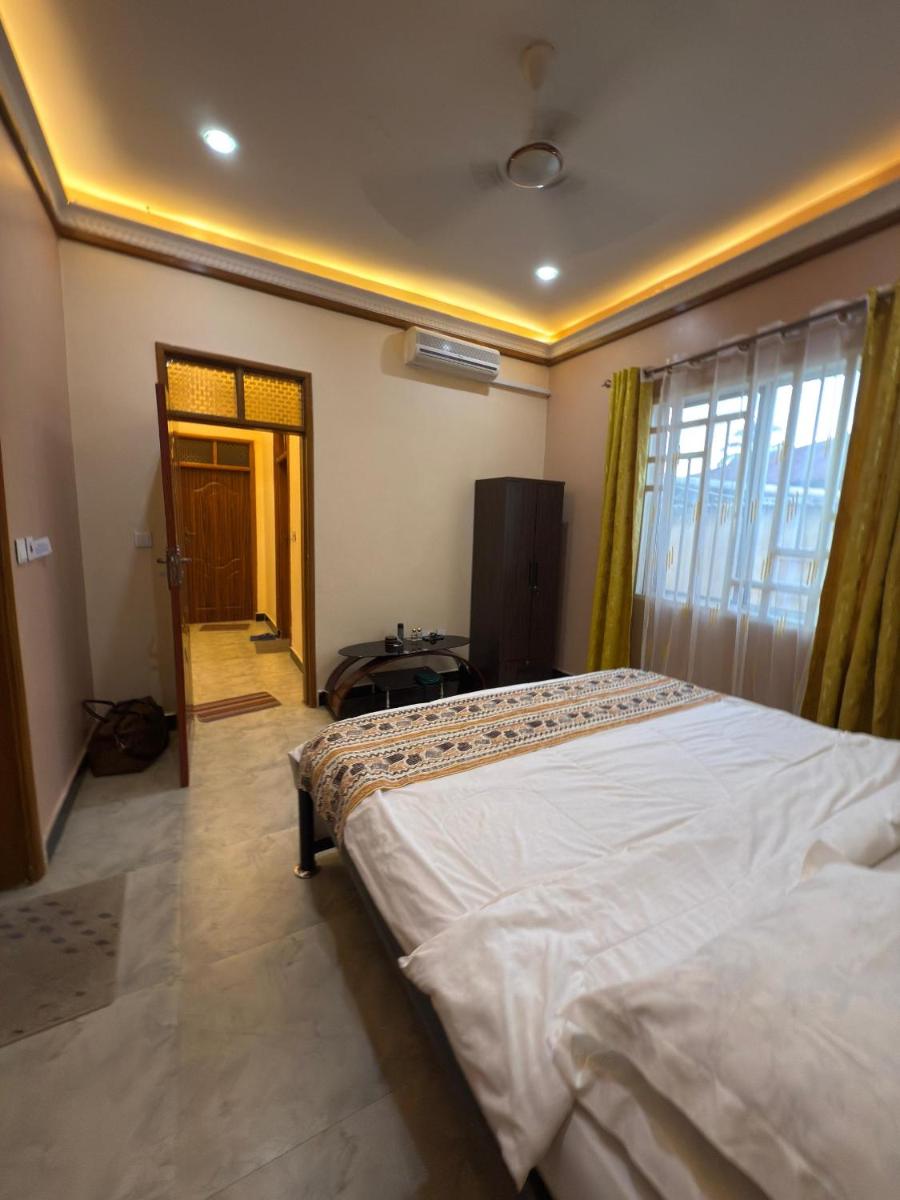 Heavenly ApHEARTment with backyard swimming pool - Housity