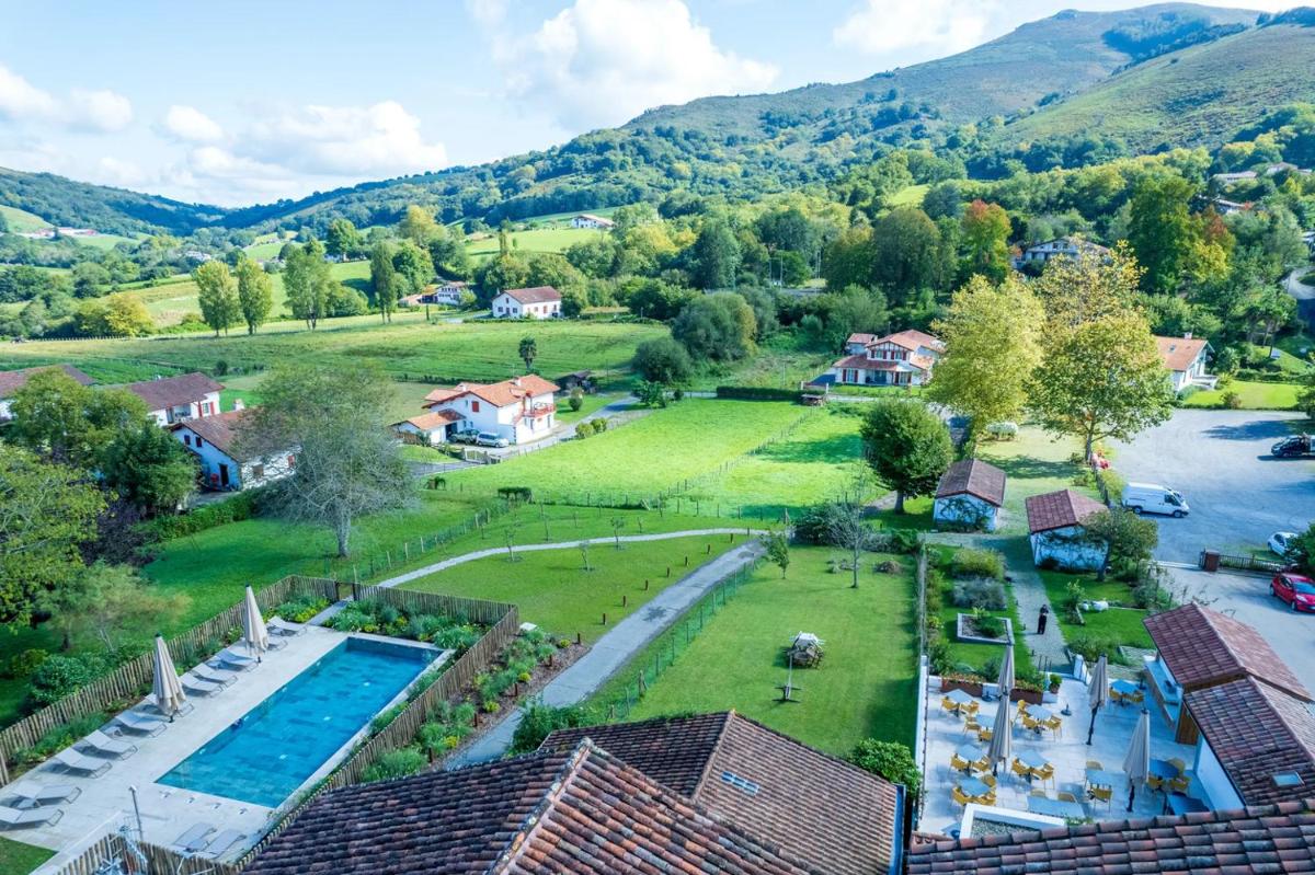 une vue aérienne d'un complexe avec piscine dans l'établissement Hôtel Restaurant & Spa La Maison Oppoca, à Ainhoa