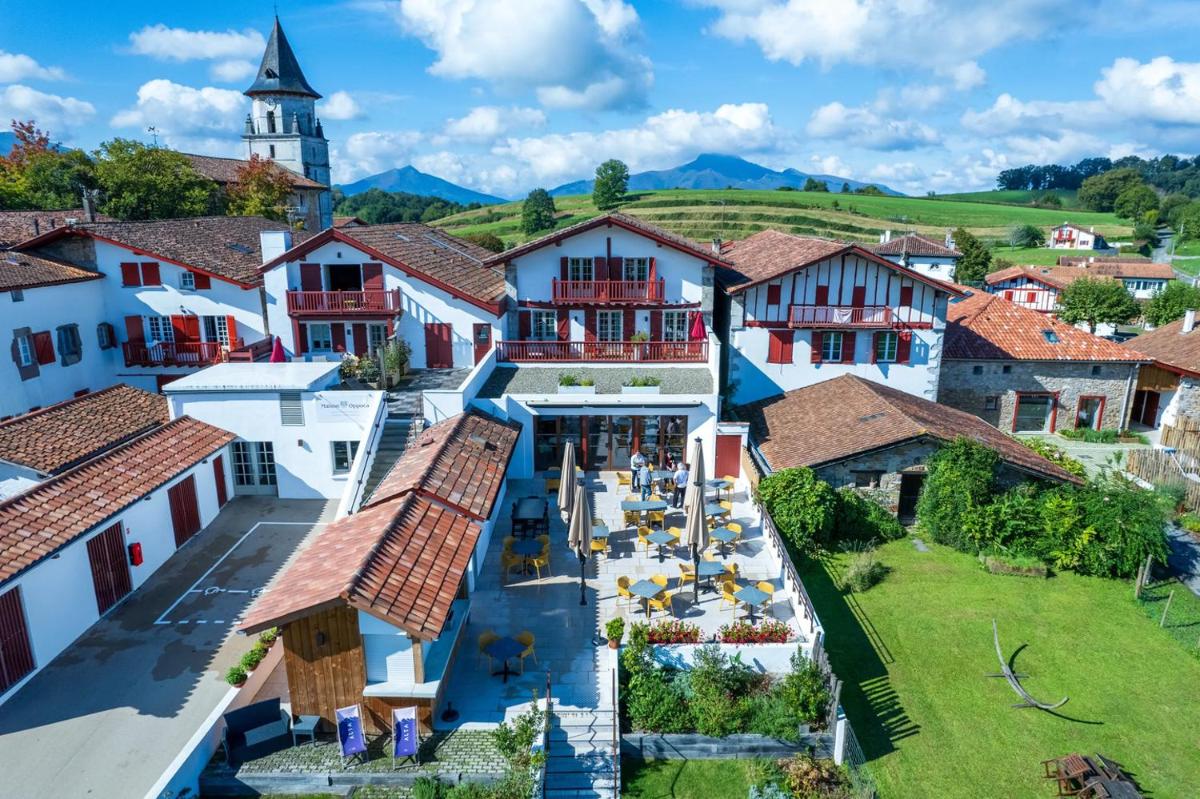 une vue aérienne sur un village avec des bâtiments dans l'établissement Hôtel Restaurant & Spa La Maison Oppoca, à Ainhoa