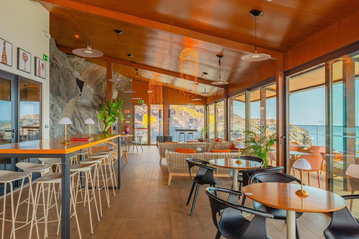 Um restaurante ou outro lugar para comer em Sentido Galosol