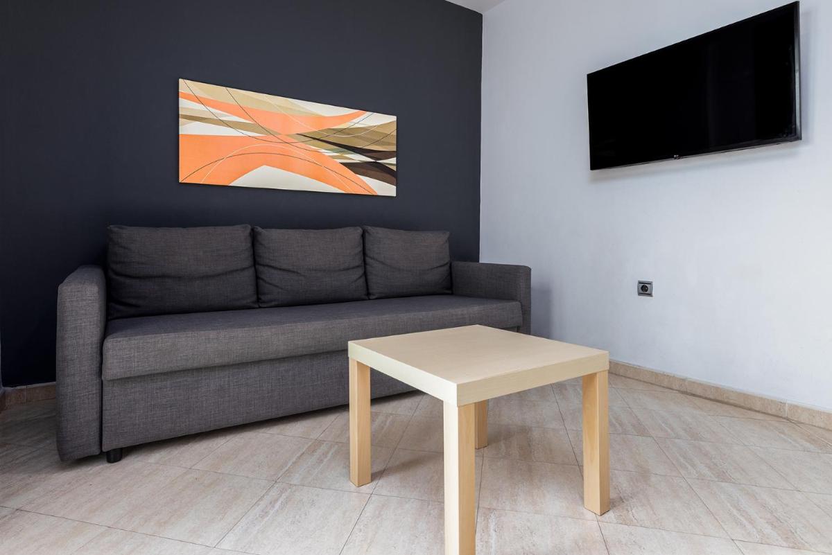 Una televisión o centro de entretenimiento en Hotel Spa Cádiz Plaza