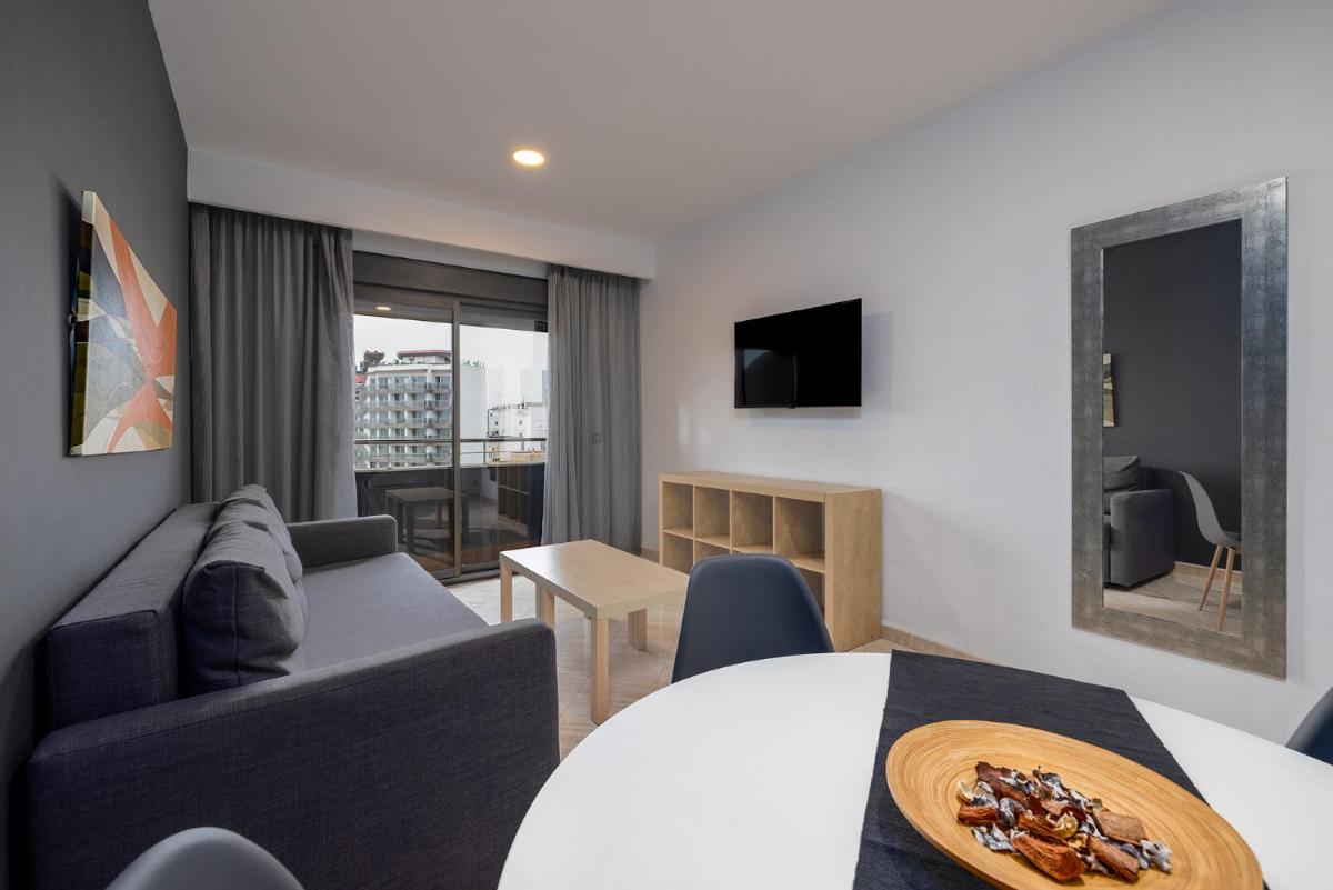 Una televisión o centro de entretenimiento en Hotel Spa Cádiz Plaza