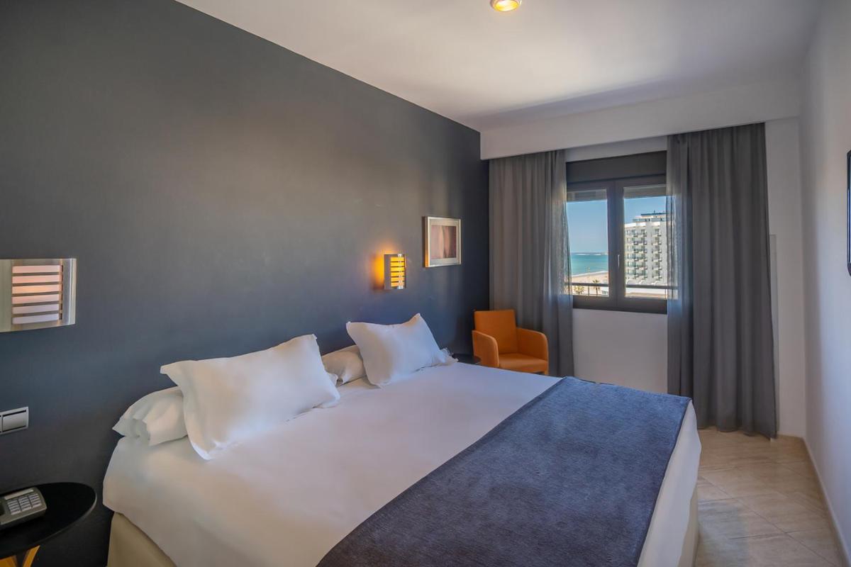 Cama o camas de una habitación en Hotel Spa Cádiz Plaza