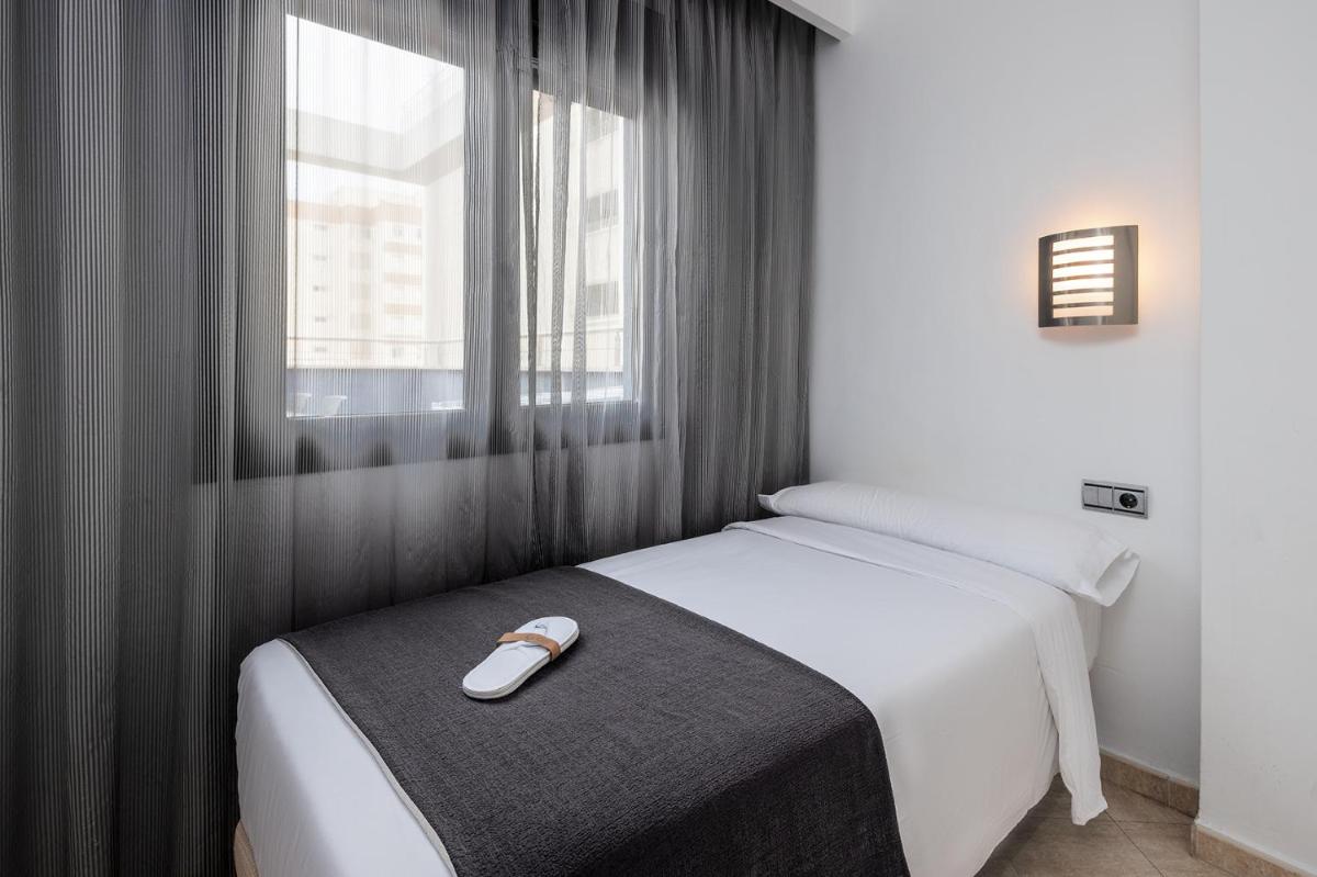 Cama o camas de una habitación en Hotel Spa Cádiz Plaza