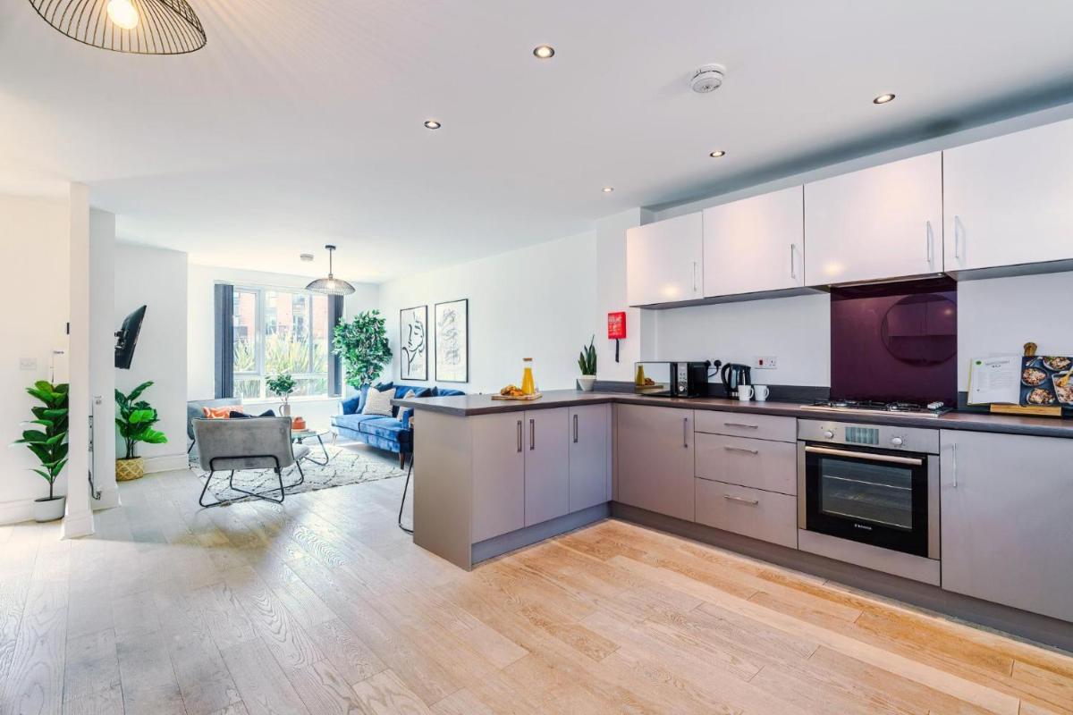 Bridgewater House by Truestays - NEW 3 Bedroom House in Stoke-on-Trent - Housity