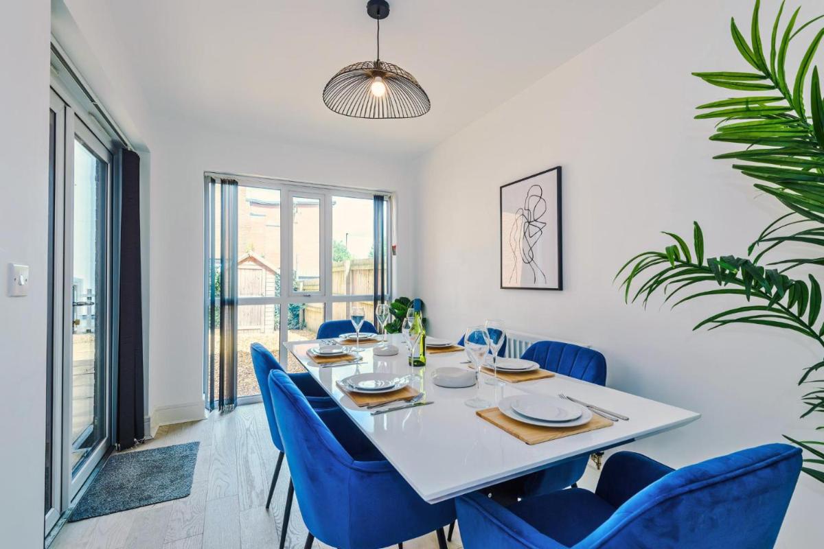Bridgewater House by Truestays - NEW 3 Bedroom House in Stoke-on-Trent - Housity