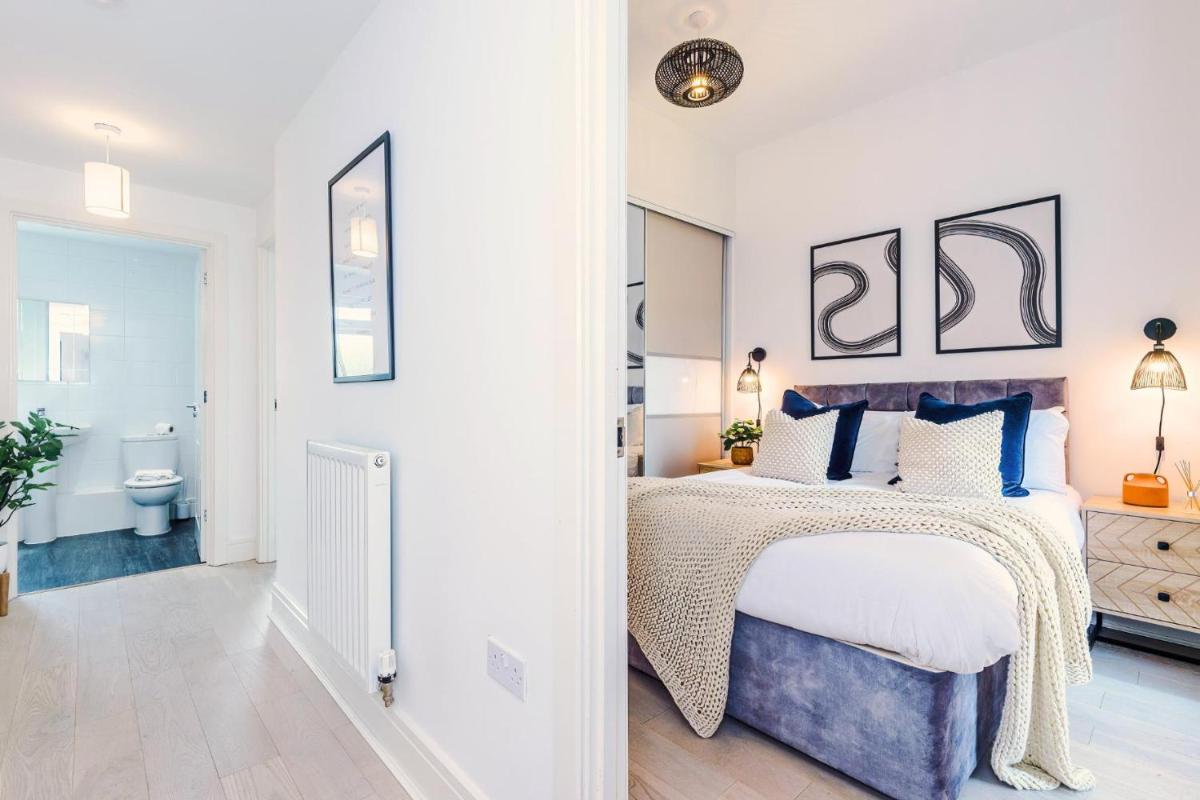 Bridgewater House by Truestays - NEW 3 Bedroom House in Stoke-on-Trent - Housity