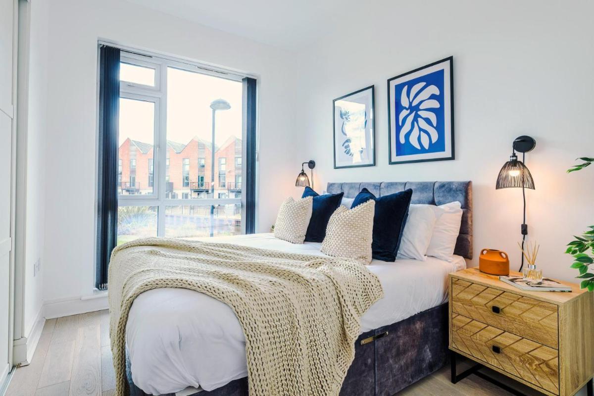Bridgewater House by Truestays - NEW 3 Bedroom House in Stoke-on-Trent - Housity
