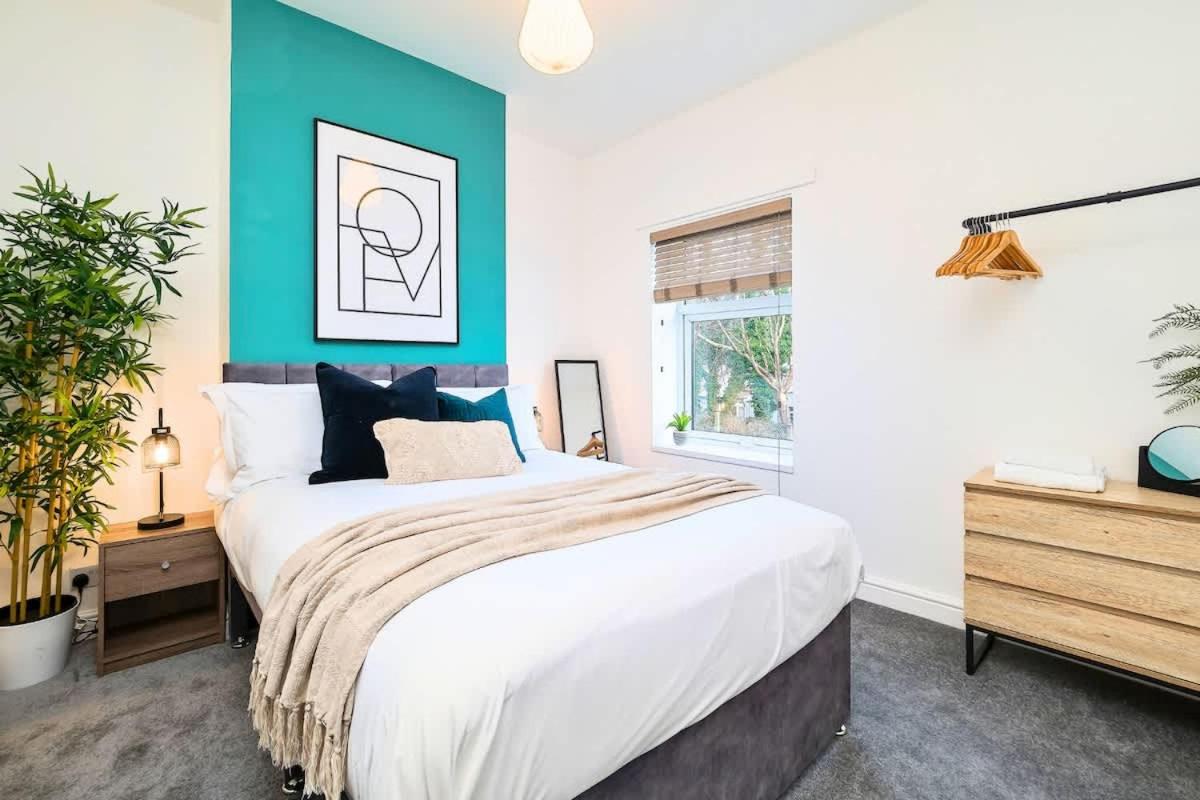 Penkhull House by Truestays - 4 Bedroom House in Stoke-on-Trent - Housity