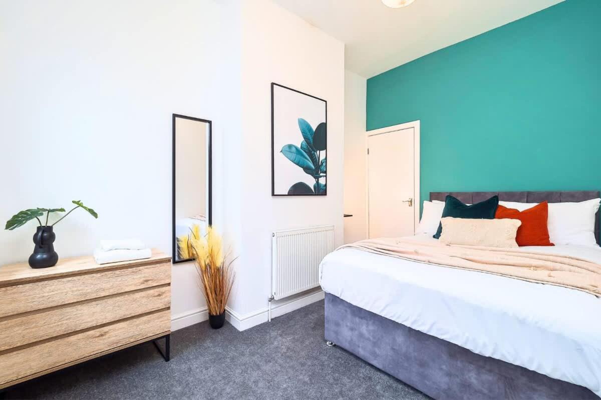 Penkhull House by Truestays - 4 Bedroom House in Stoke-on-Trent - Housity