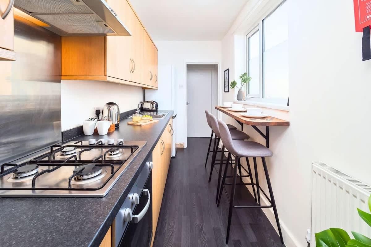 Penkhull House by Truestays - 4 Bedroom House in Stoke-on-Trent - Housity