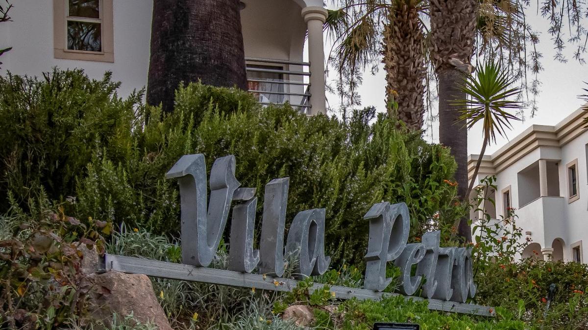 Um jardim no exterior de Vila Petra