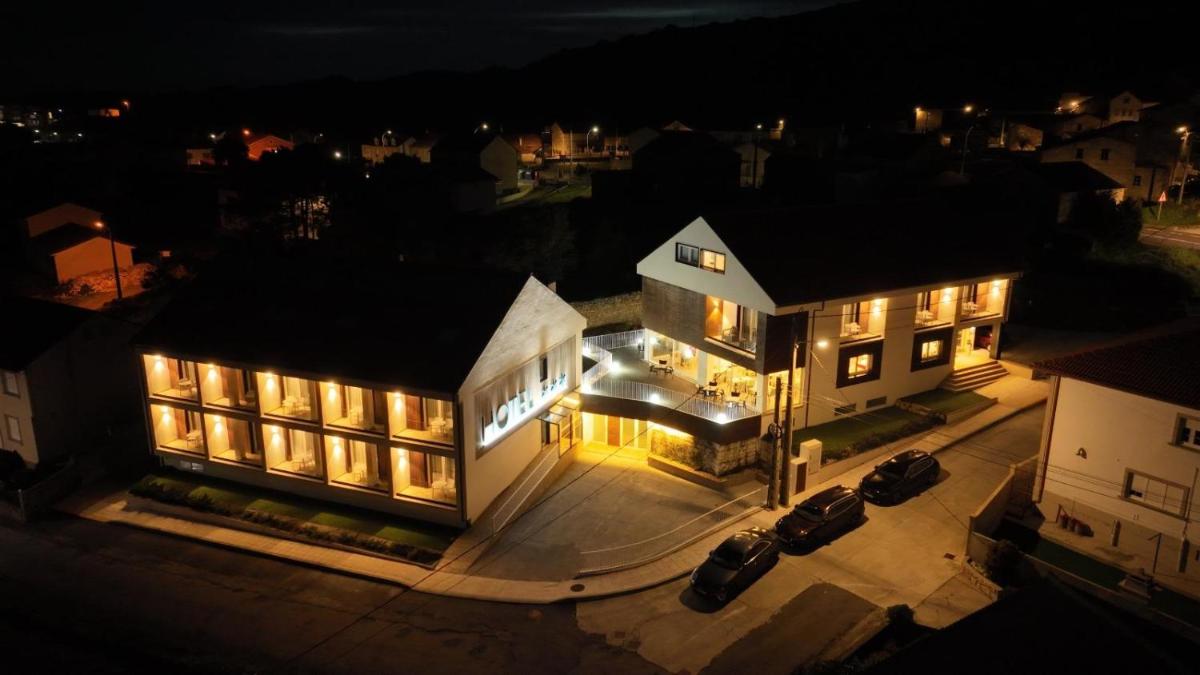 una vista aérea de un edificio por la noche en Hotel Spa Meiga do Mar, en Carnota