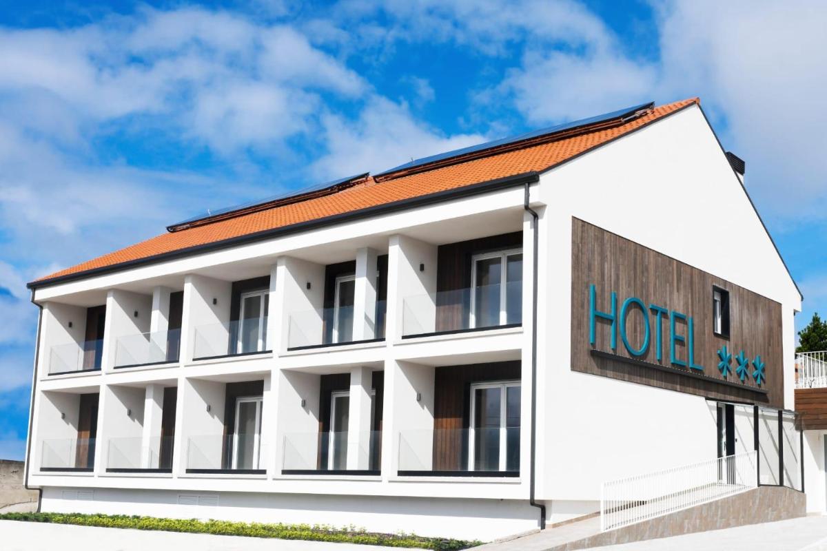 un edificio blanco con un letrero que lee hotel en Hotel Spa Meiga do Mar, en Carnota