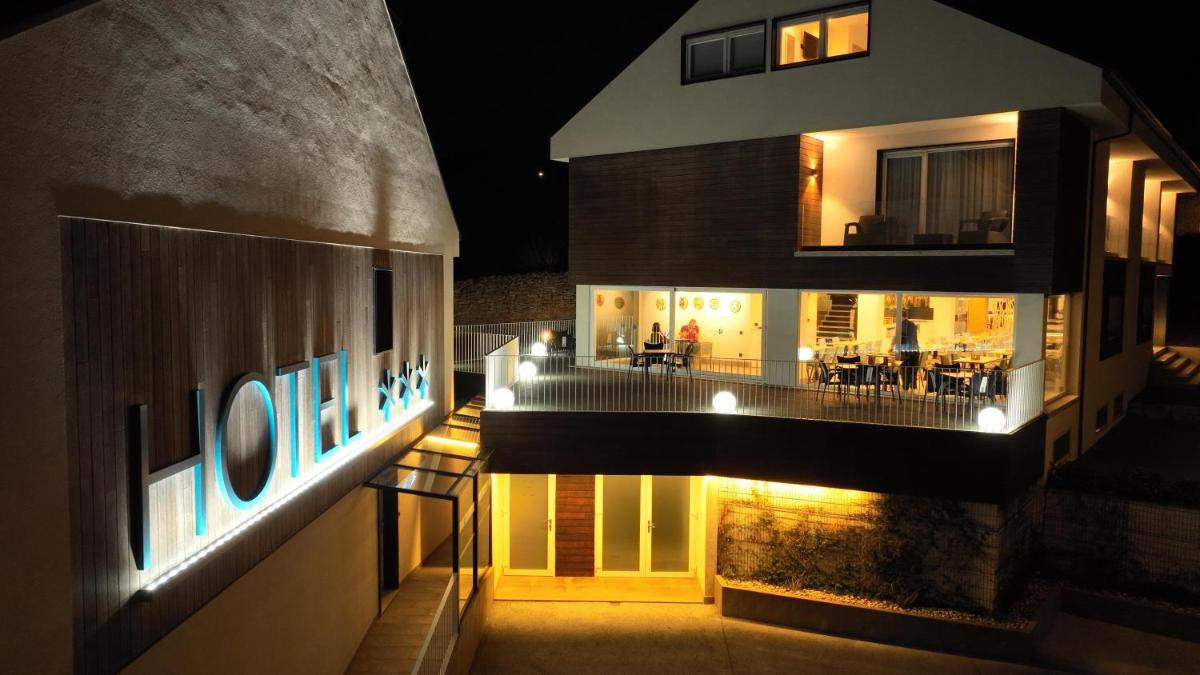 un edificio con luces de noche. en Hotel Spa Meiga do Mar, en Carnota