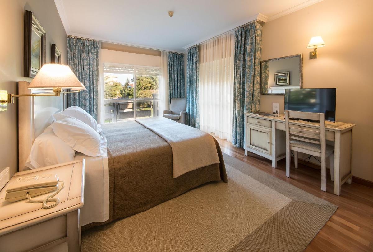 Cama o camas de una habitación en Hotel Spa Atlántico San Vicente do Mar