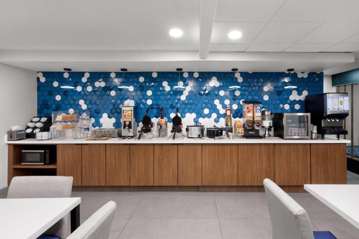La Quinta by Wyndham Houston Stafford Sugarland - Housity