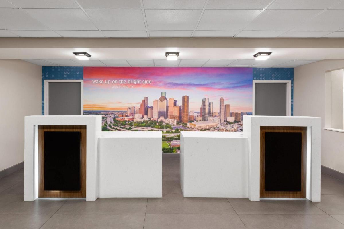 La Quinta by Wyndham Houston Stafford Sugarland - Housity