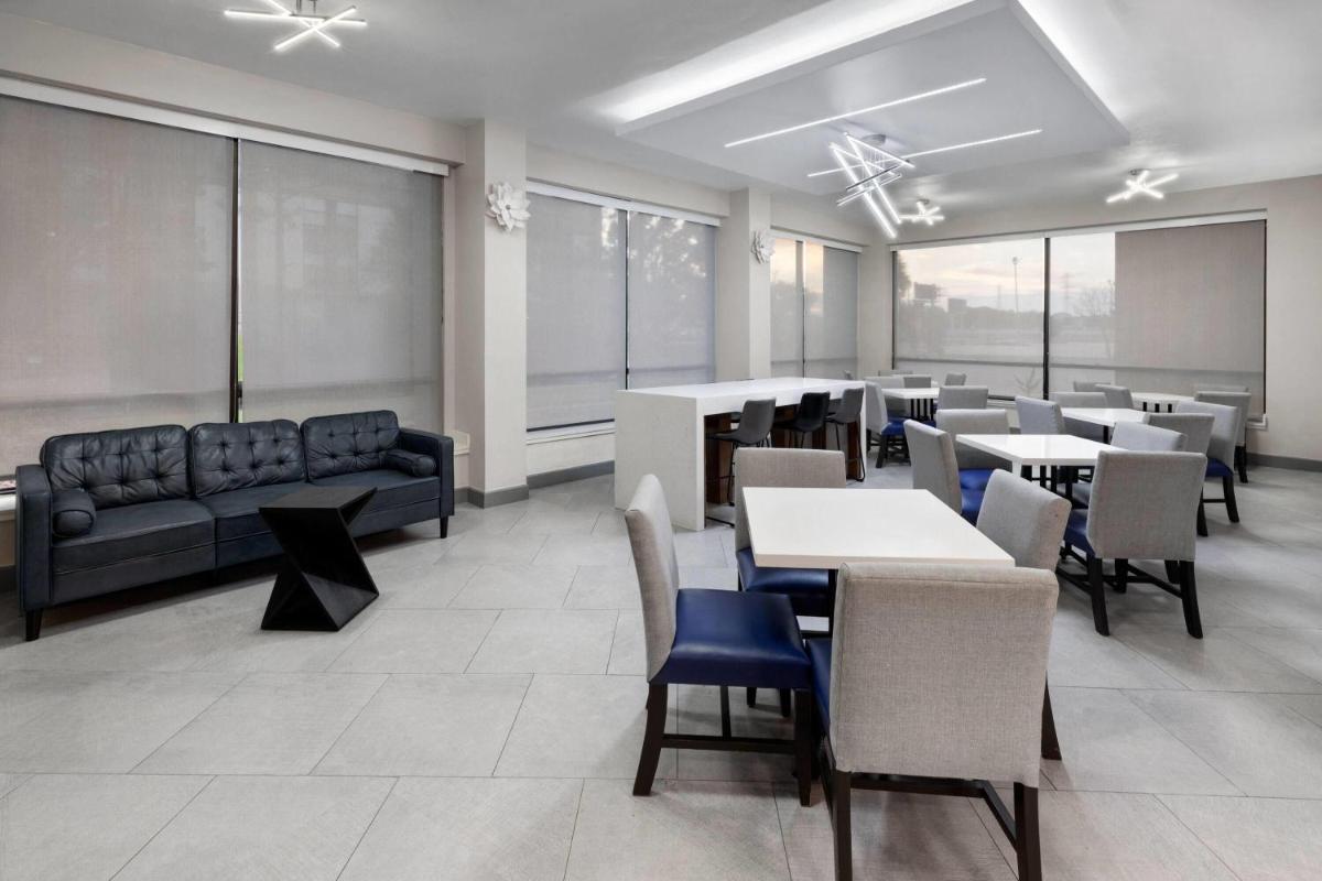 La Quinta by Wyndham Houston Stafford Sugarland - Housity
