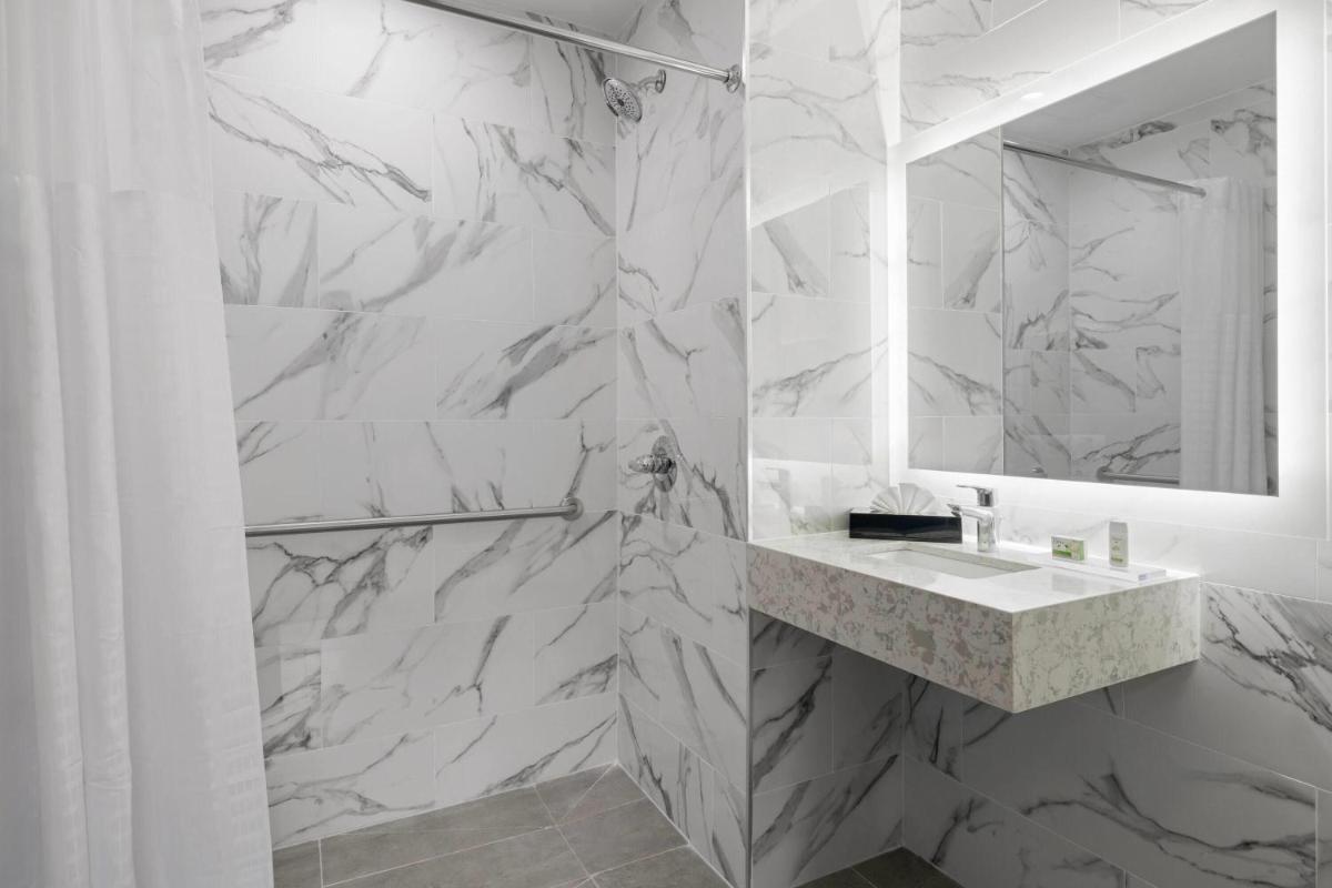 Ramada by Wyndham Brooklyn Near Flatbush - Housity