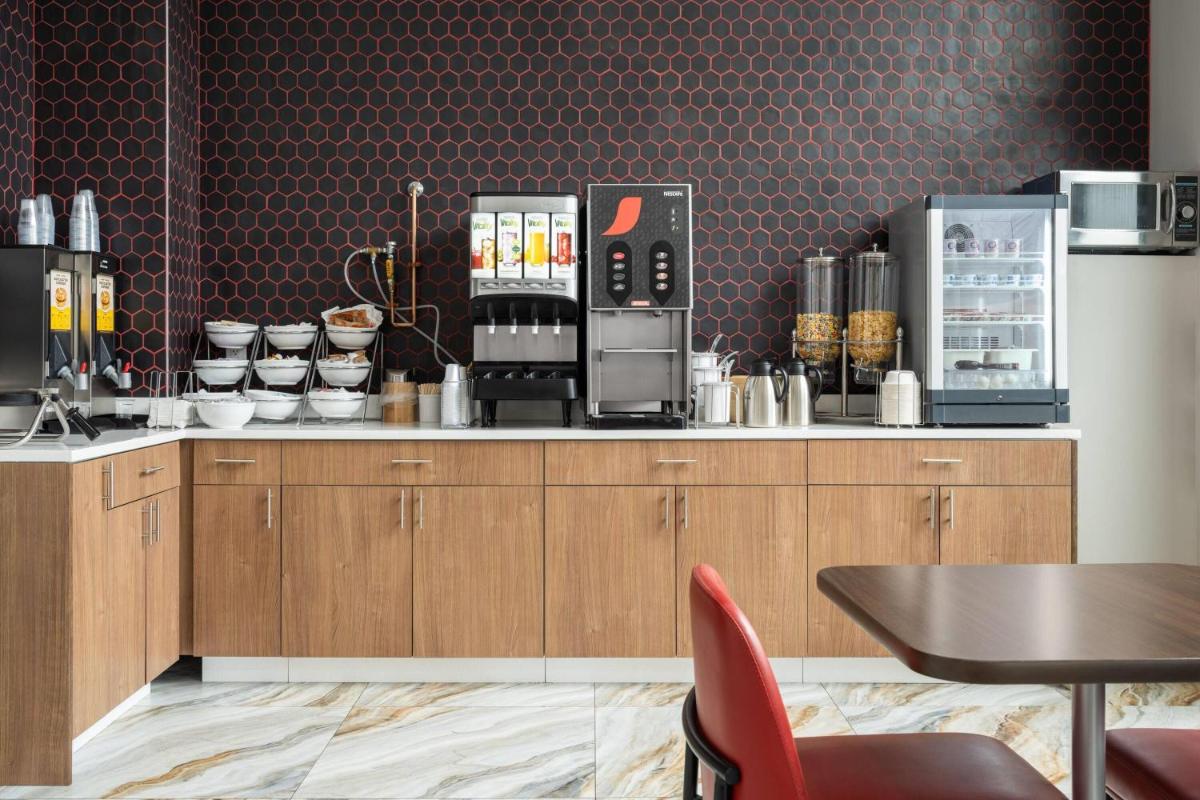 Ramada by Wyndham Brooklyn Near Flatbush - Housity