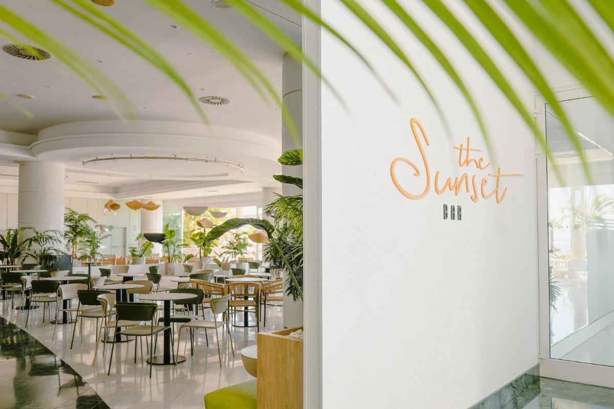 Un restaurante o sitio para comer en Landmar Costa los Gigantes Family Resort