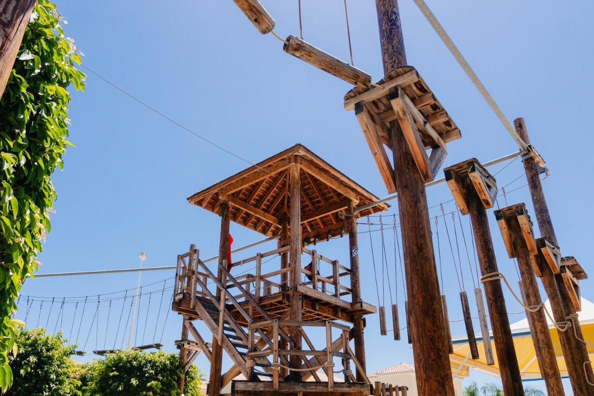 Imagen de la galería de Landmar Costa los Gigantes Family Resort, en Puerto de Santiago