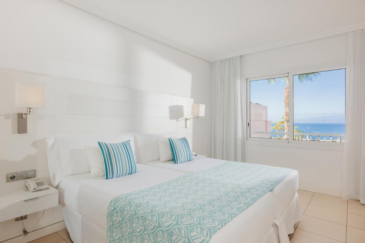 Cama o camas de una habitación en Landmar Costa los Gigantes Family Resort