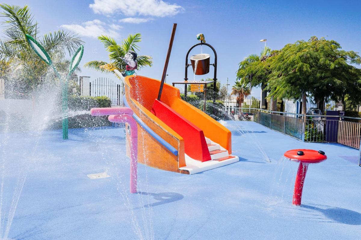un parque acuático con un tobogán en el medio en Landmar Costa los Gigantes Family Resort, en Puerto de Santiago