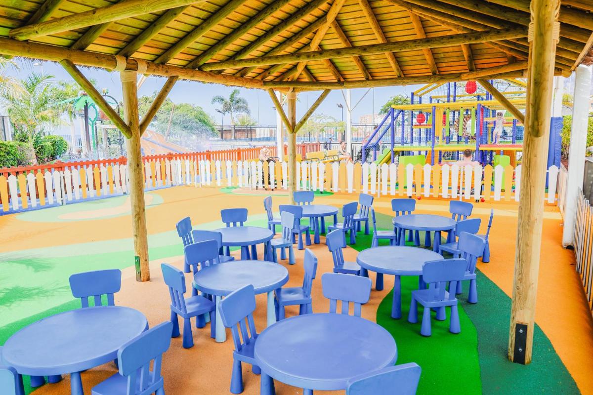 Un restaurante o sitio para comer en Landmar Costa los Gigantes Family Resort