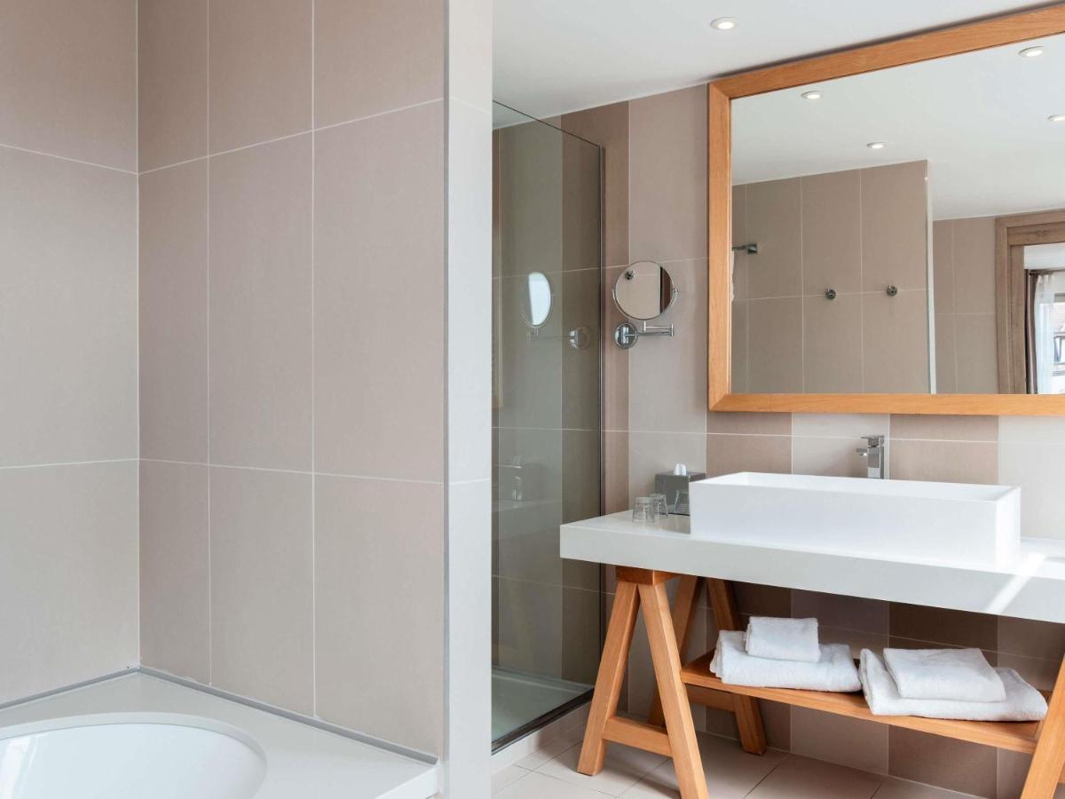 Salle de bains dans l'établissement Mercure Maintenon