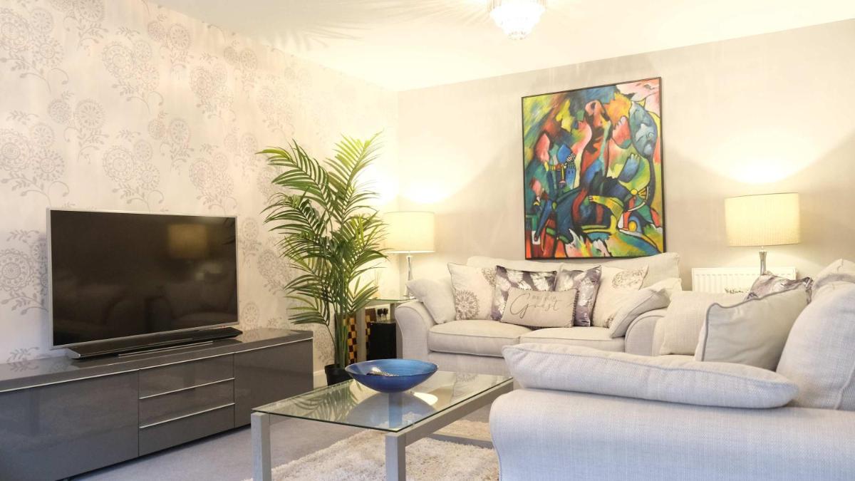 Spacious & Contractor & Family & Private Parking & Garden - Housity