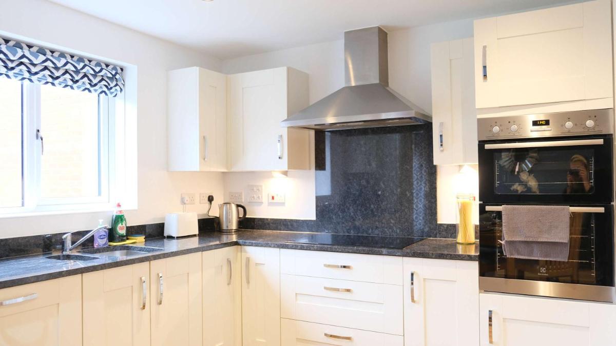 Spacious & Contractor & Family & Private Parking & Garden - Housity