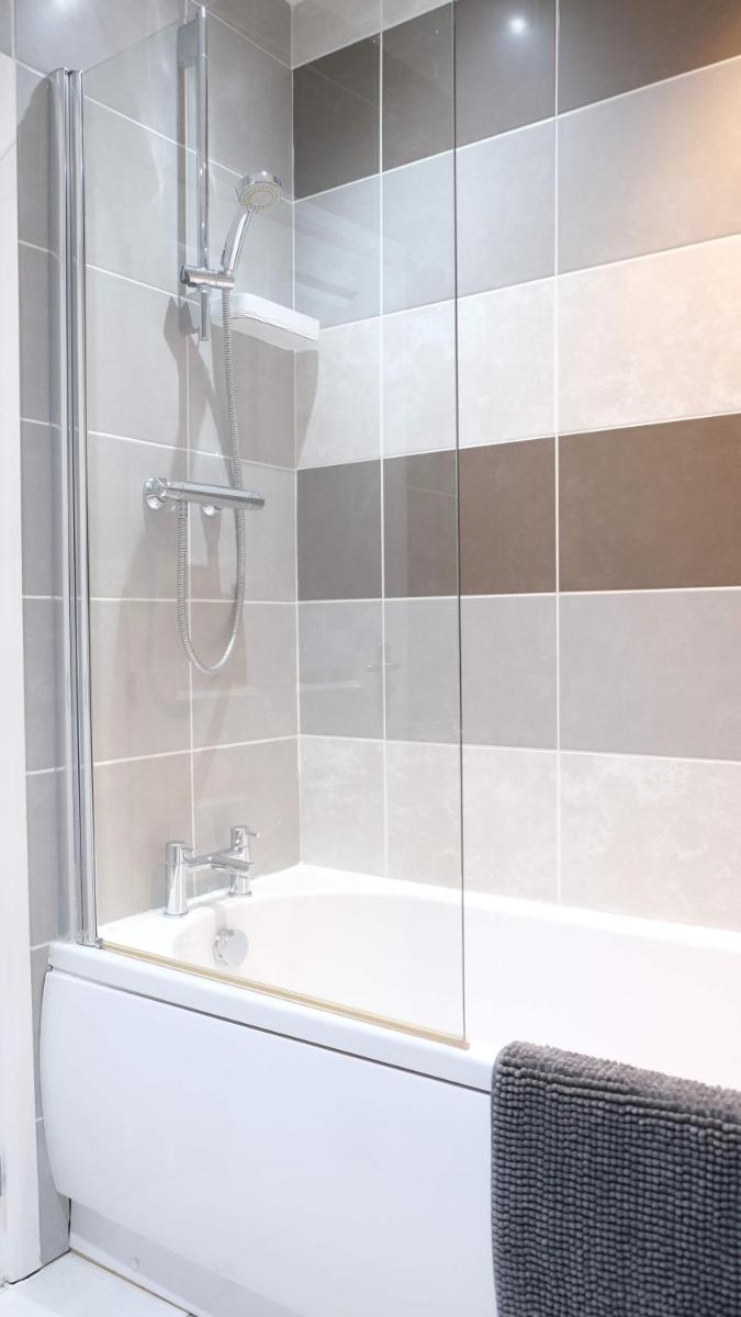 Spacious & Contractor & Family & Private Parking & Garden - Housity