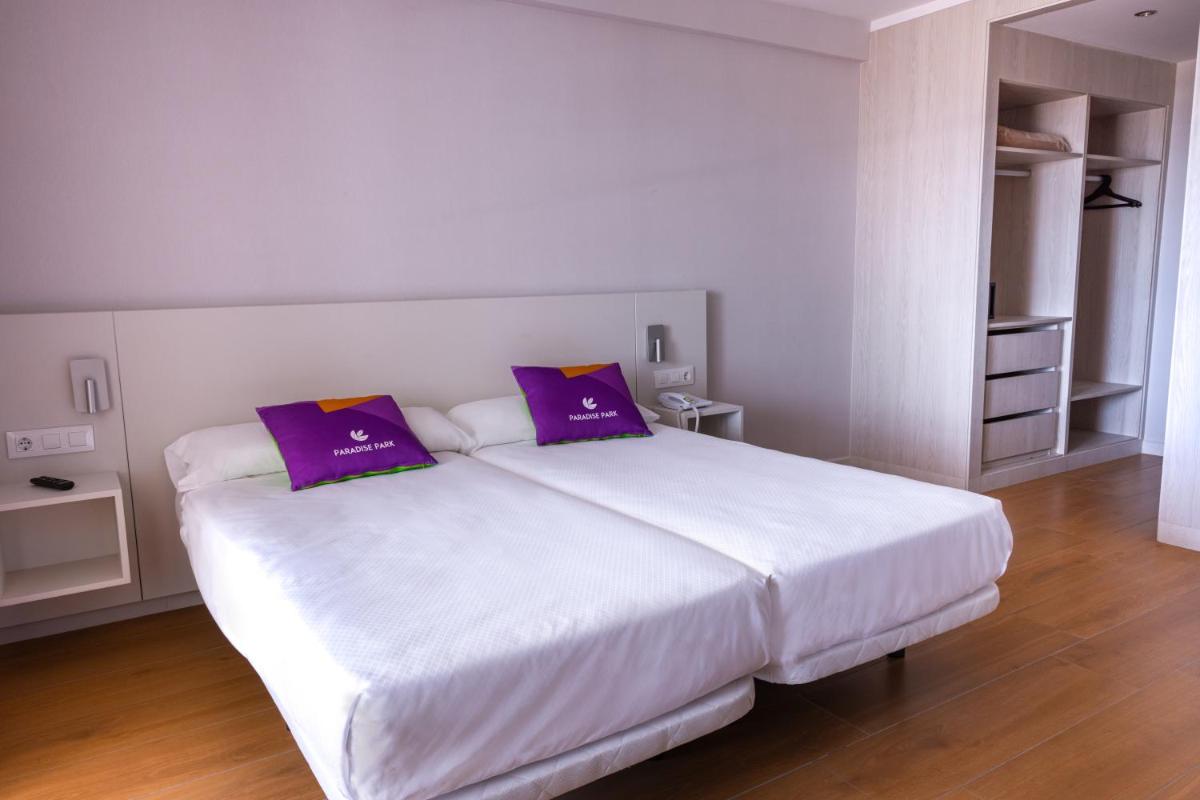 Cama o camas de una habitación en Paradise Park Fun Lifestyle Hotel