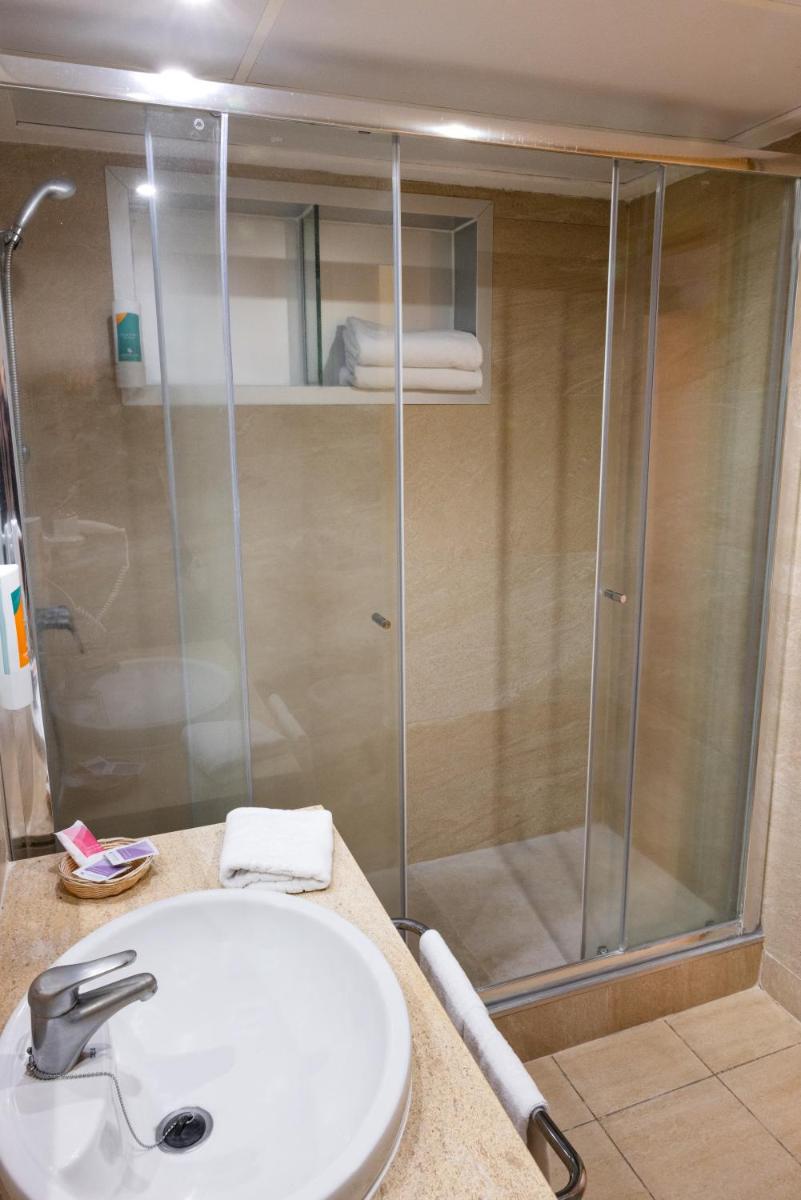 Un baño de Paradise Park Fun Lifestyle Hotel