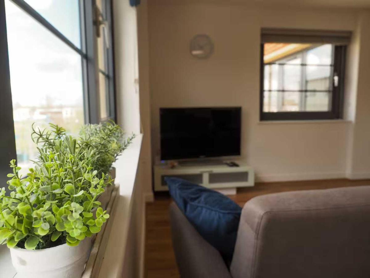 Modern 2 Bedroom Apartment in Central Farnborough - Housity