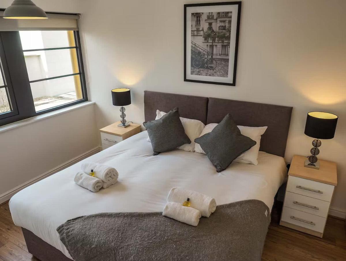 Modern 2 Bedroom Apartment in Central Farnborough - Housity