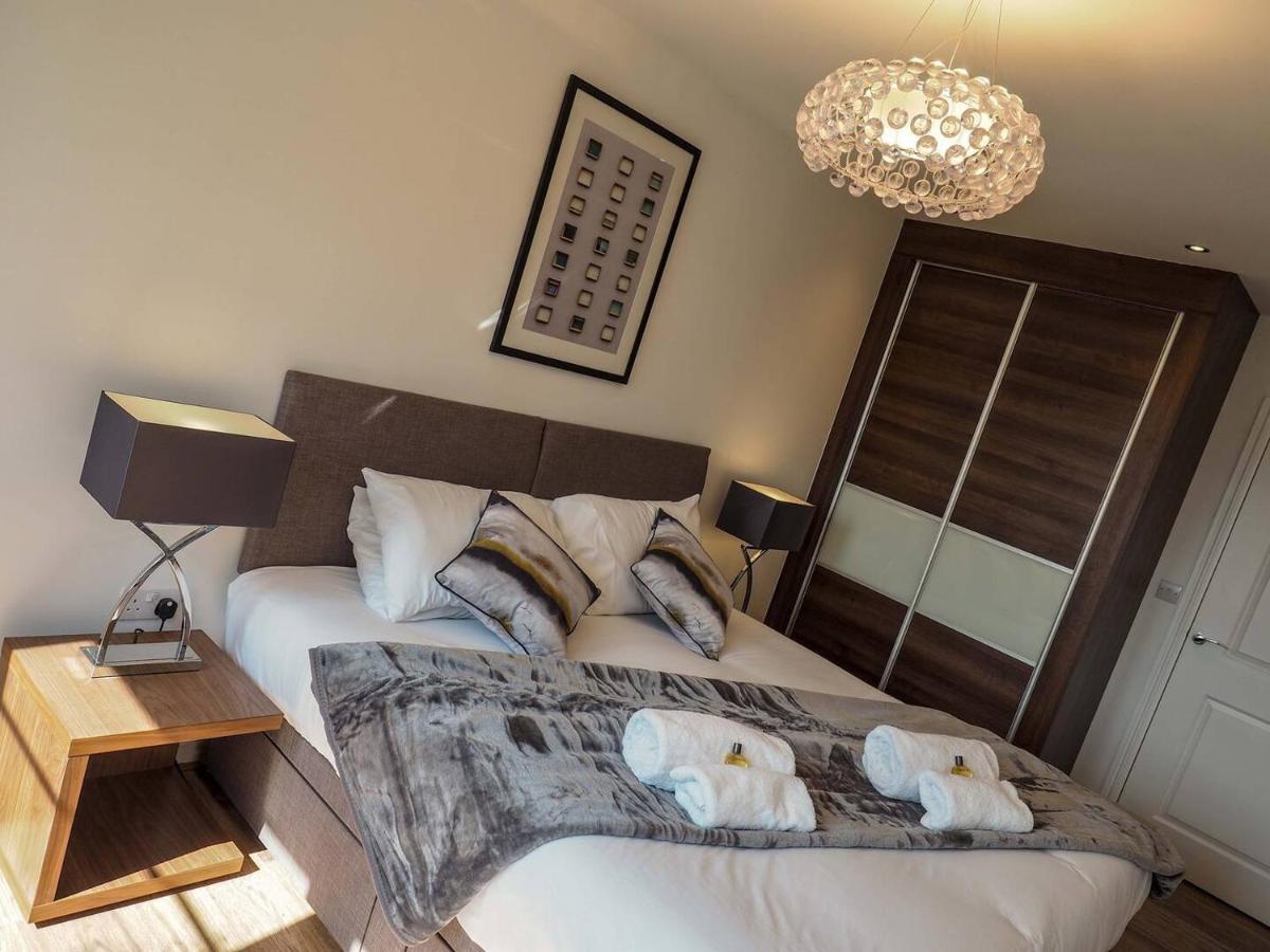 Modern 2 Bedroom Apartment in Central Farnborough - Housity