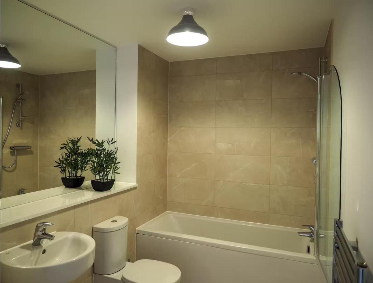 Modern 2 Bedroom Apartment in Central Farnborough - Housity