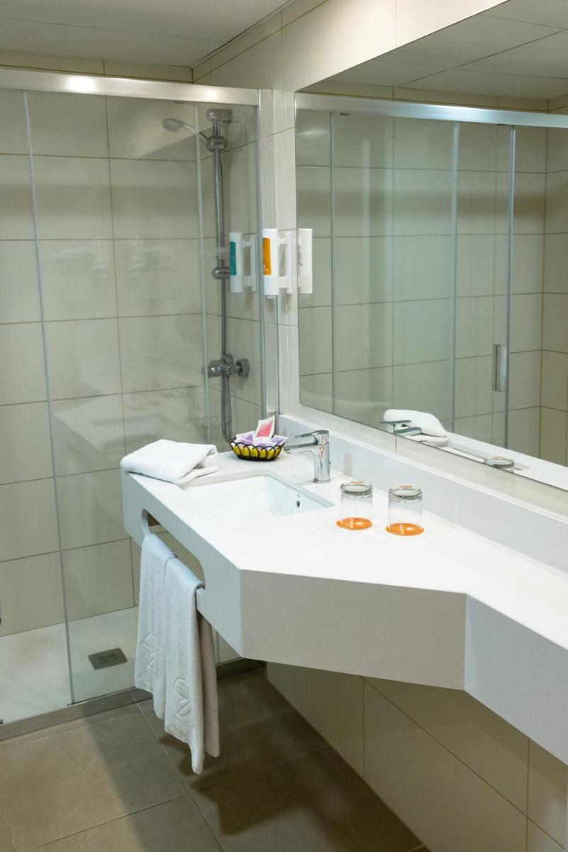 Un baño de Paradise Park Fun Lifestyle Hotel