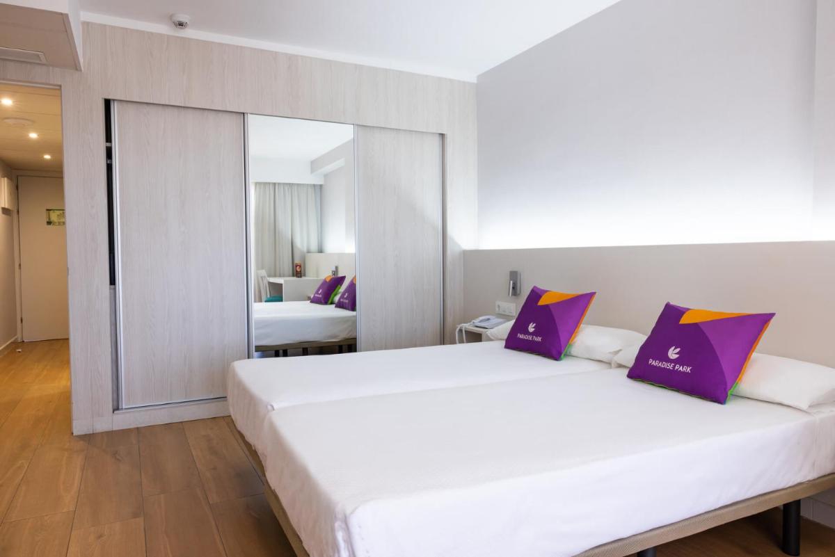 Cama o camas de una habitación en Paradise Park Fun Lifestyle Hotel