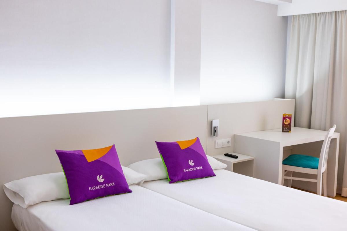 Cama o camas de una habitación en Paradise Park Fun Lifestyle Hotel