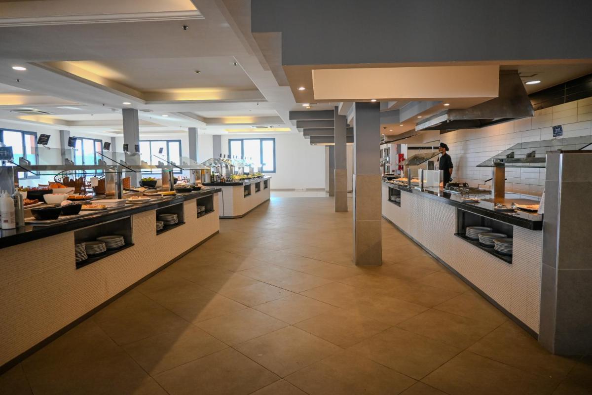 Una cocina o zona de cocina en Kn Hotel Matas Blancas - Solo Adultos