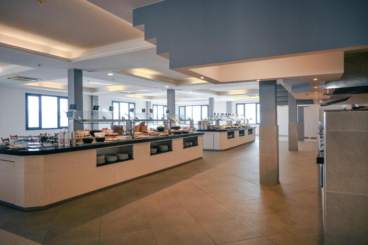 una gran cocina con encimera en un edificio en Kn Hotel Matas Blancas - Solo Adultos, en Costa Calma