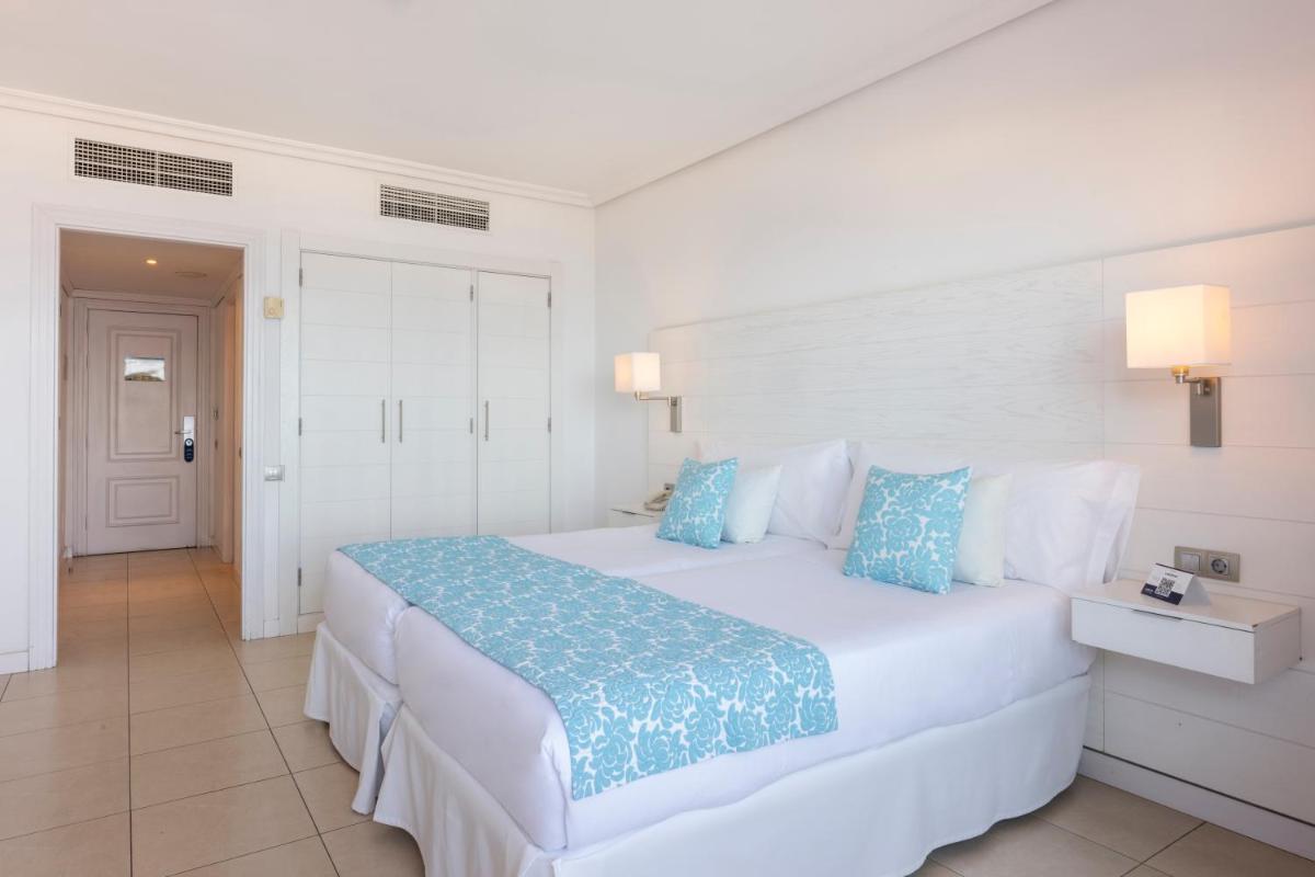 Cama o camas de una habitación en Landmar Costa los Gigantes Family Resort