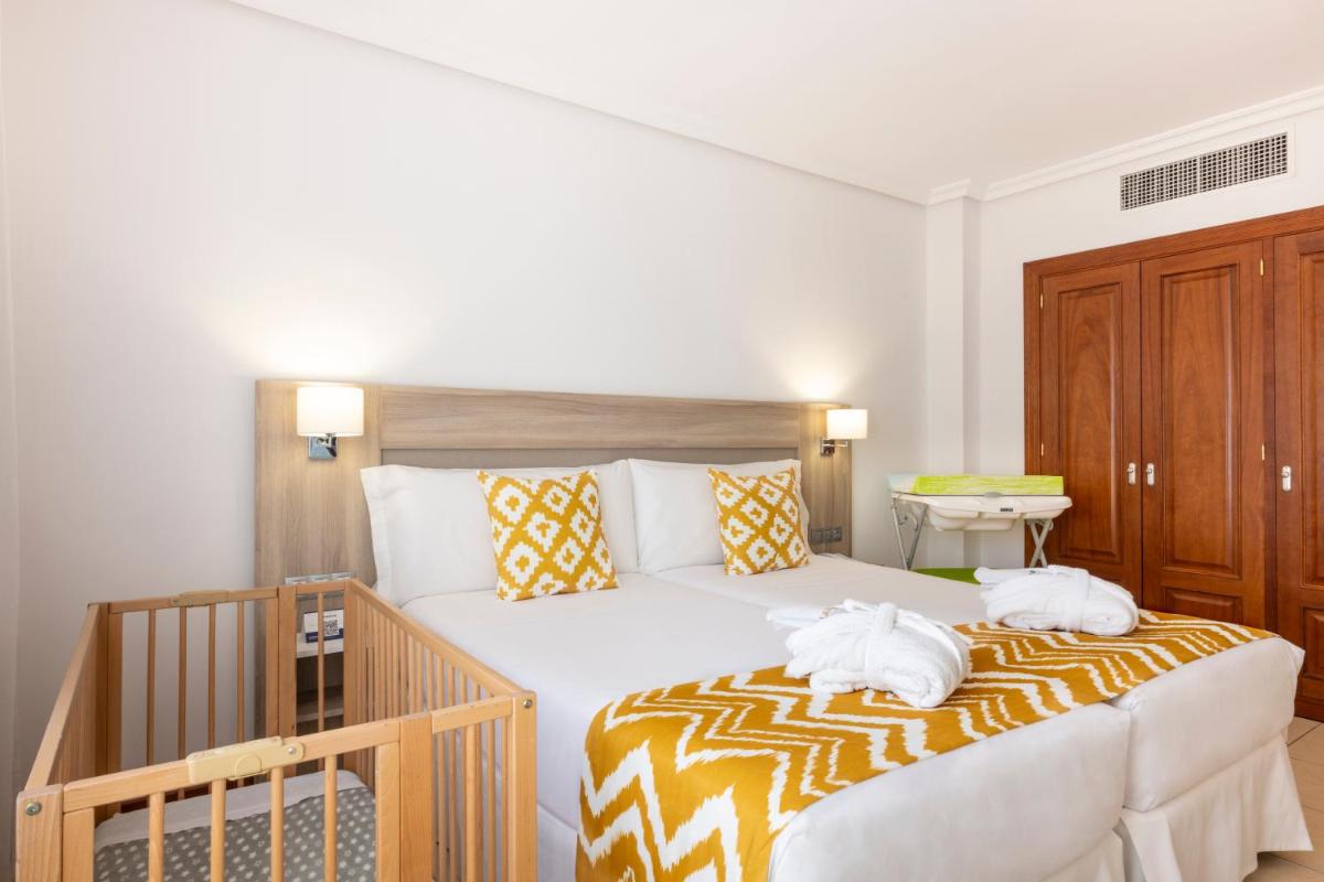 Cama o camas de una habitación en Landmar Costa los Gigantes Family Resort